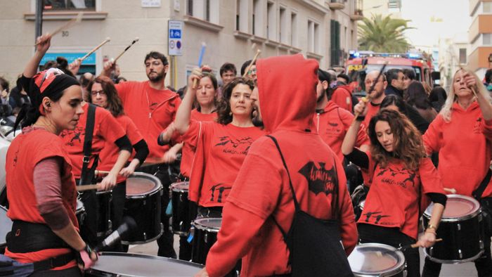 Photo of the Tabalers de Sants group playing in the streets of Gràcia neighbourhood during the afternoon.